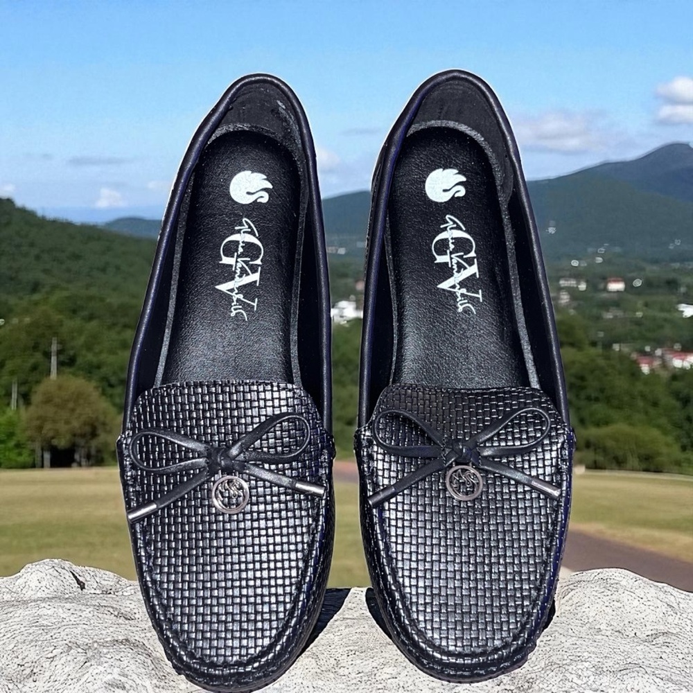New in Box Gloria Vanderbilt “Rosemarie” Black Loafers with Bow Detail SIZE 7 - Picture 3 of 4